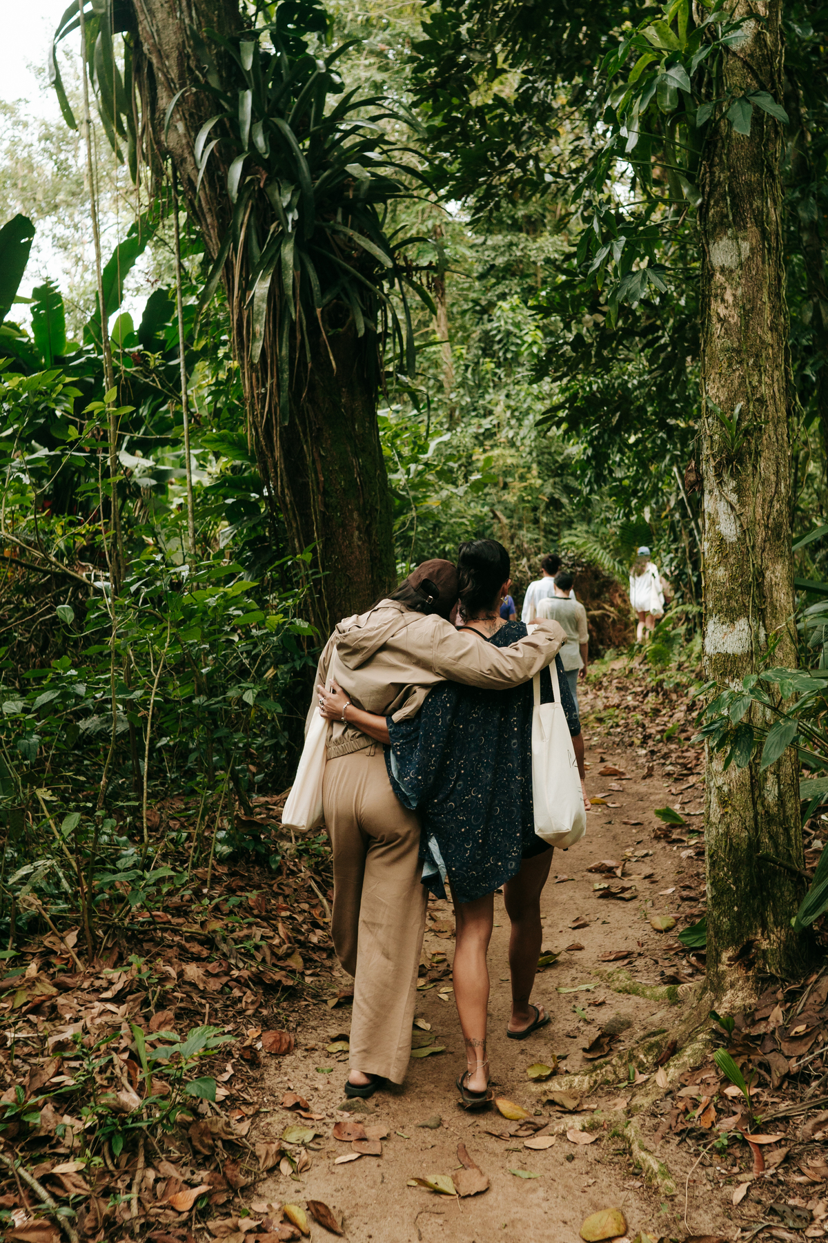 Participantes de retiro de yoga em contato com a natureza em Ubatuba