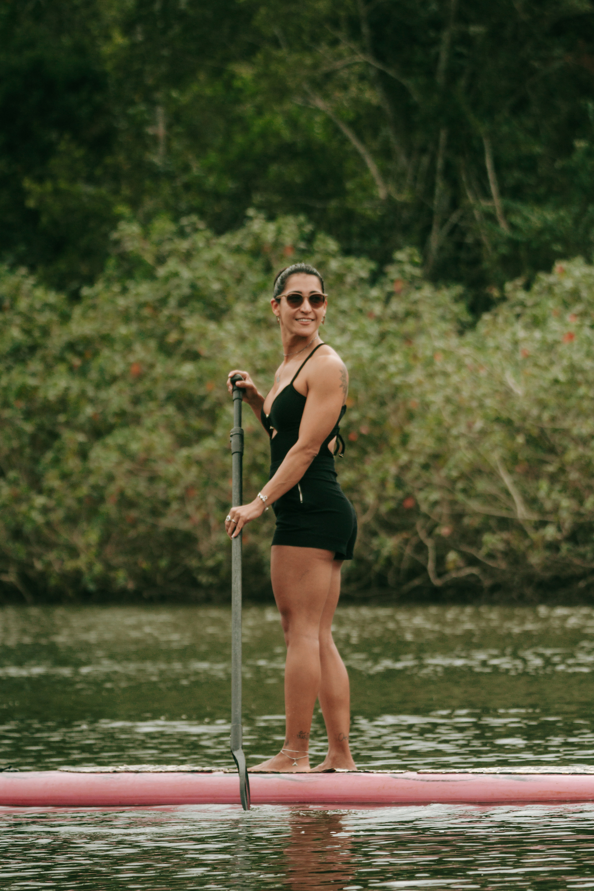 Participantes de retiro de yoga em contato com a natureza em Ubatuba