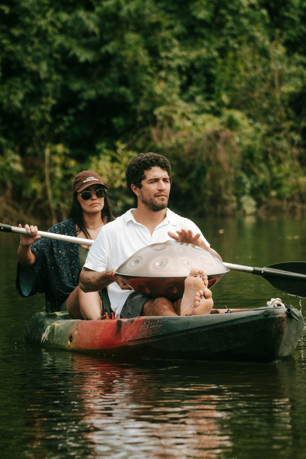 Participantes de retiro de yoga em contato com a natureza em Ubatuba