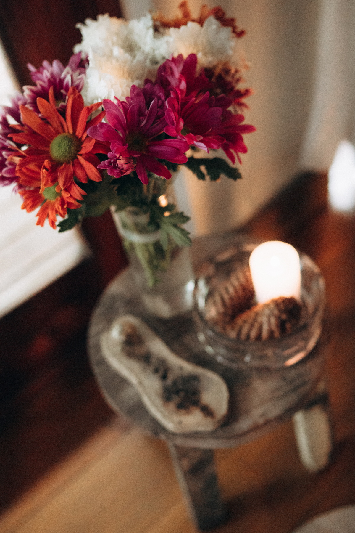 Detalhes da decoração com velas e flores durante retiro de Yoga em Ubatuba