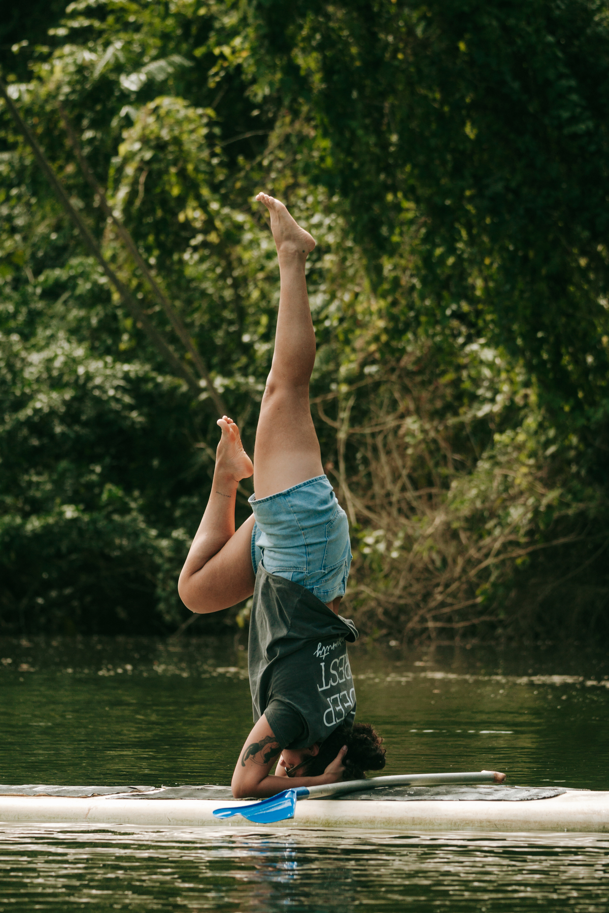 Participantes de retiro de yoga em contato com a natureza em Ubatuba