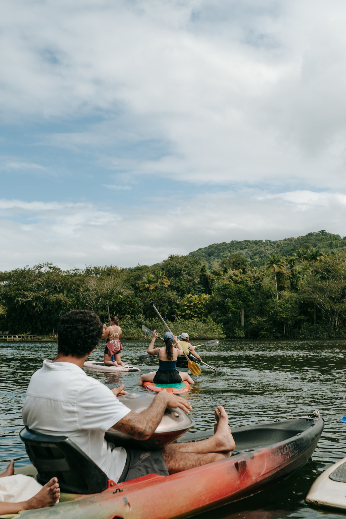Participantes de retiro de yoga em contato com a natureza em Ubatuba