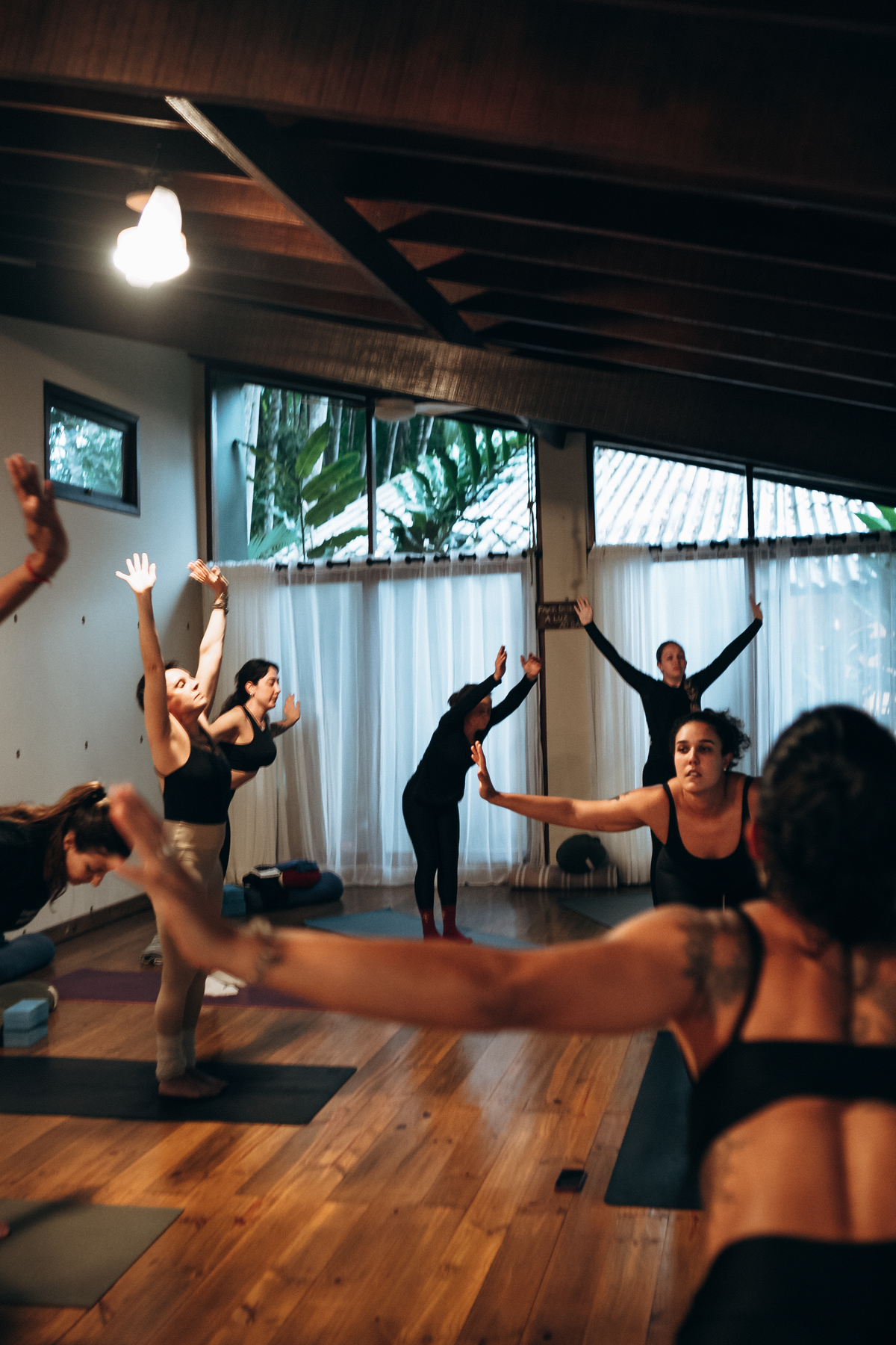 Professora conduzindo prática de Yoga durante retiro em Ubatuba