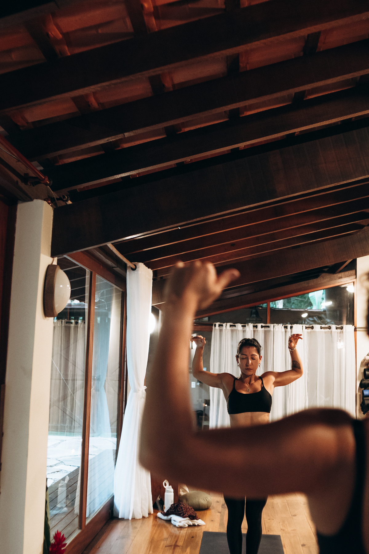 Professora conduzindo prática de Yoga durante retiro em Ubatuba