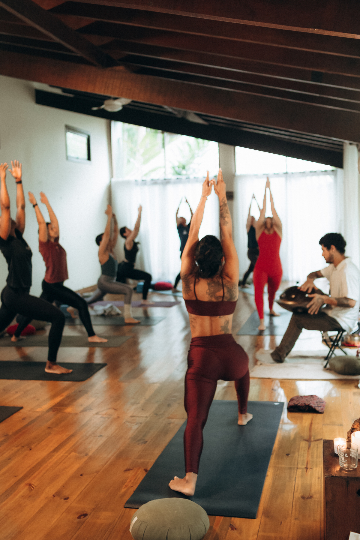 Grupo praticando Yoga ao ar livre durante retiro em Ubatuba