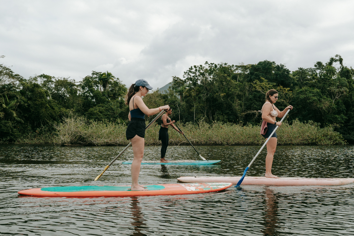 Participantes de retiro de yoga em contato com a natureza em Ubatuba