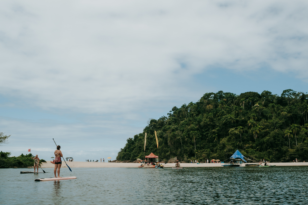 Participantes de retiro de yoga em contato com a natureza em Ubatuba