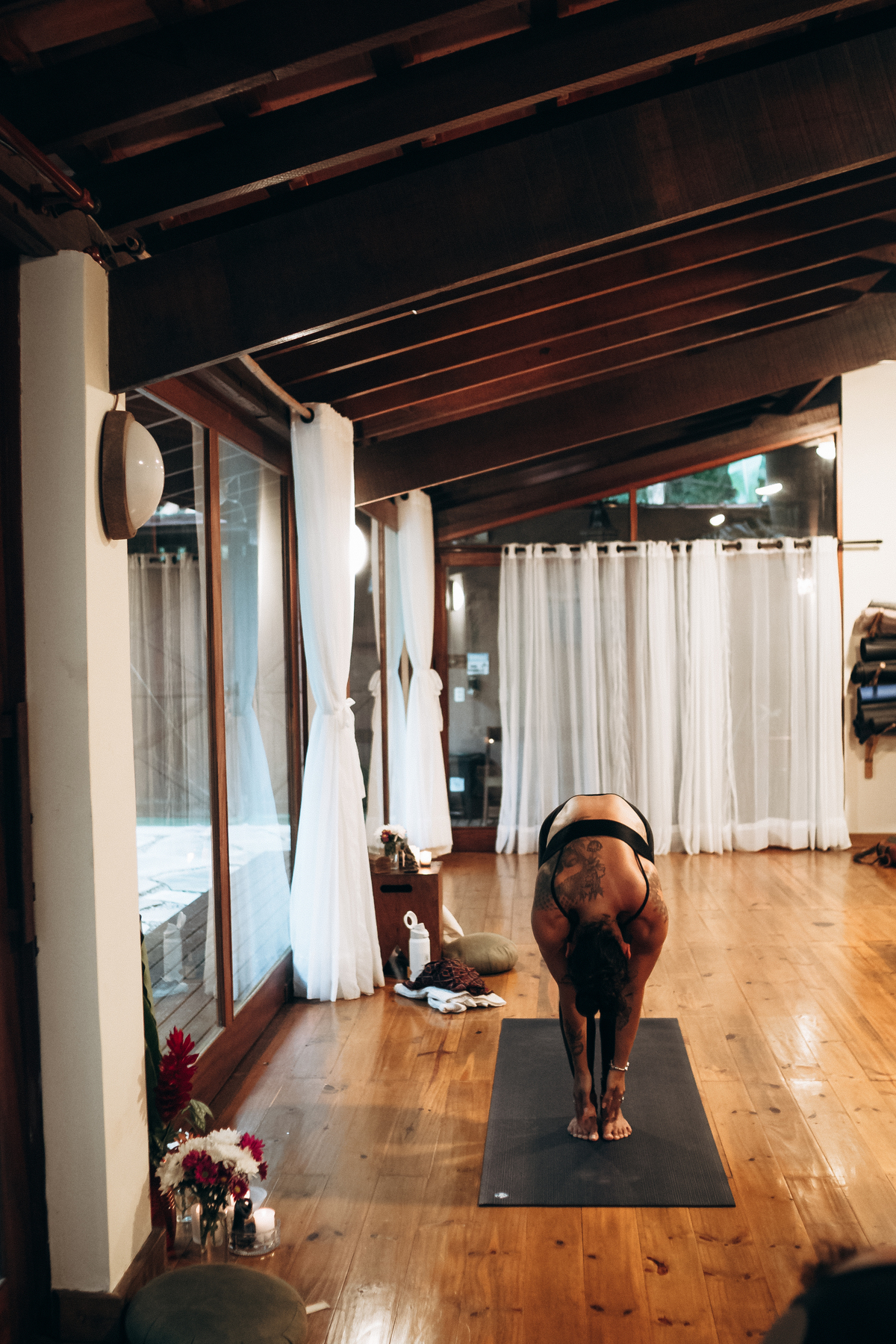 Grupo praticando Yoga ao ar livre durante retiro em Ubatuba