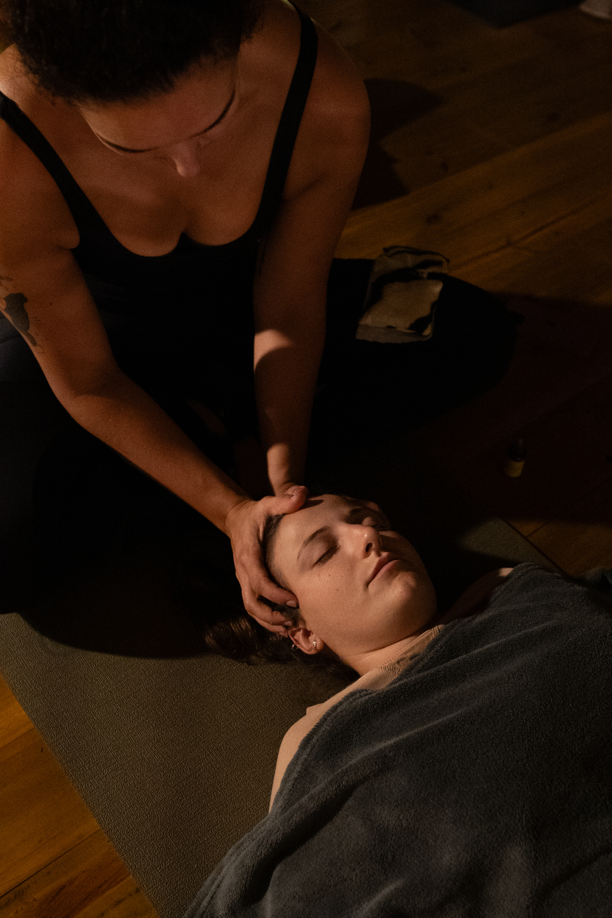 Participantes em momento de meditação durante retiro de Yoga em Ubatuba