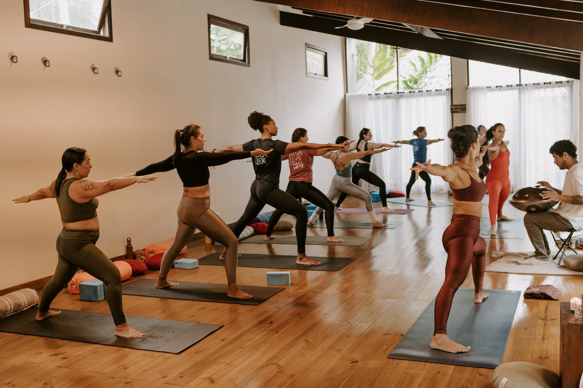 Grupo em prática de meditação durante retiro de yoga em Ubatuba