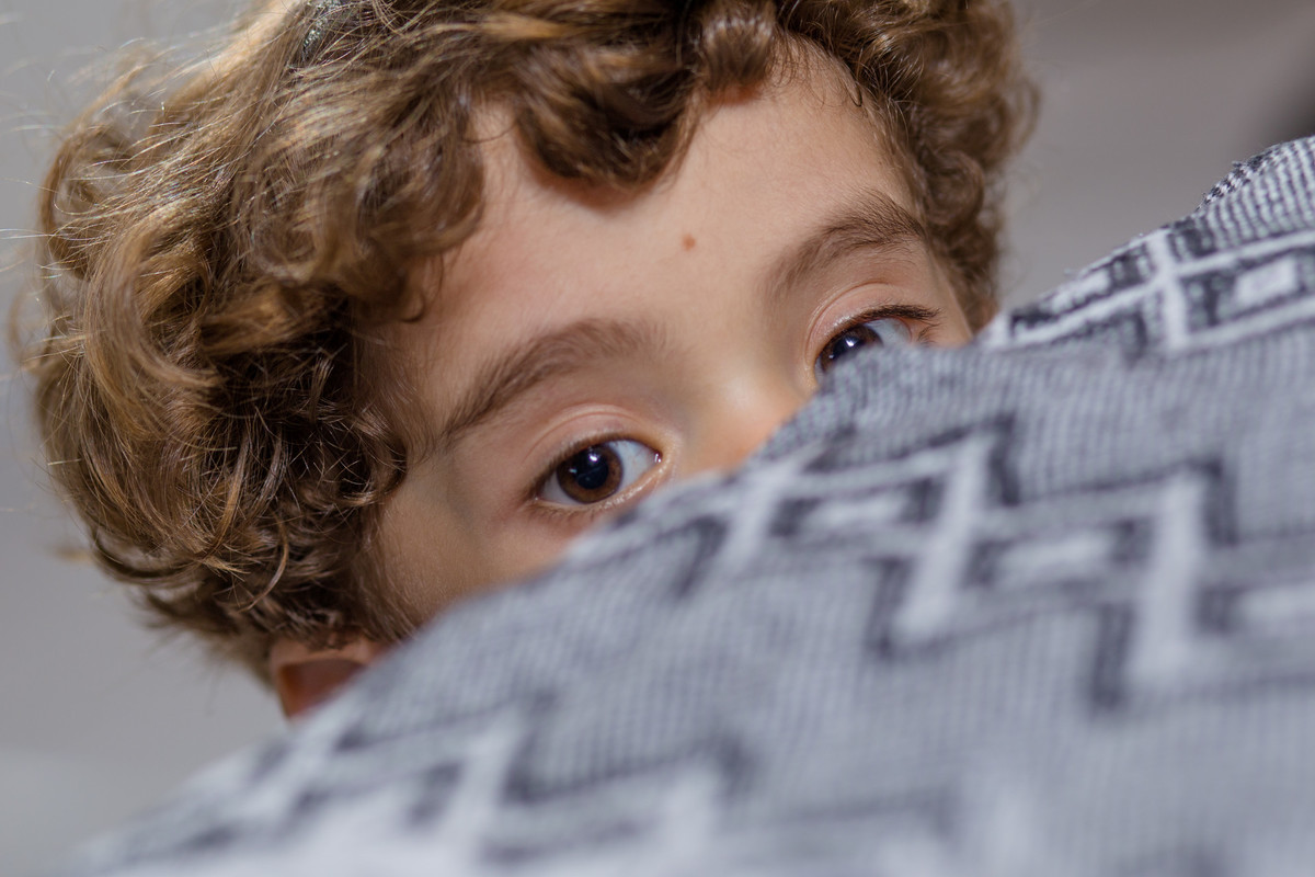 Icaro olhando desconfiado