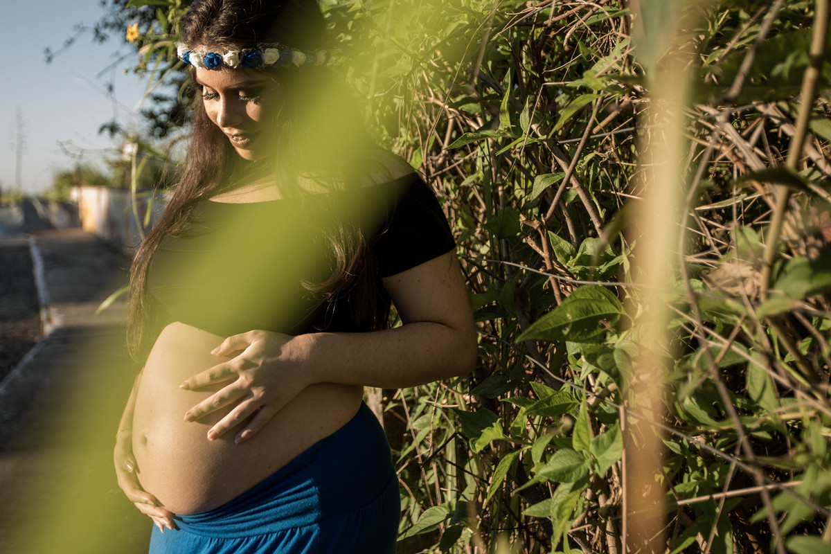 Gabi olhando Maria Júlia