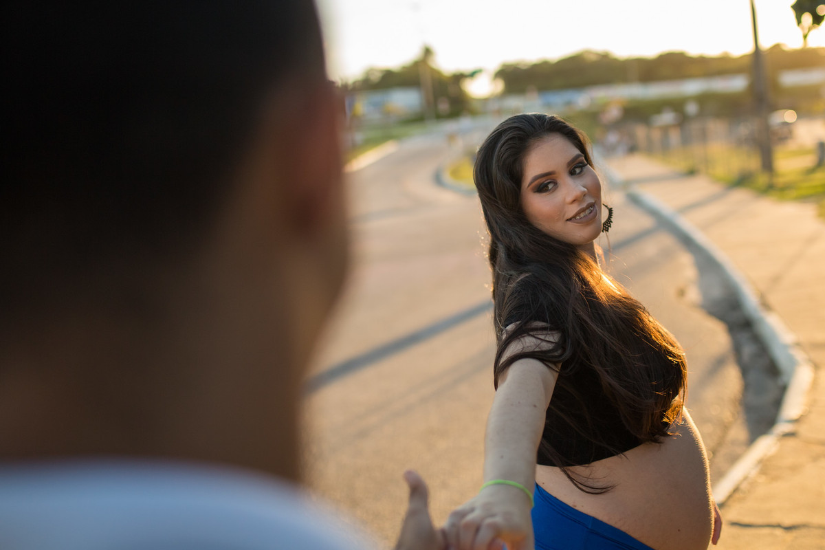 Gabi de mãos dadas com Adonis