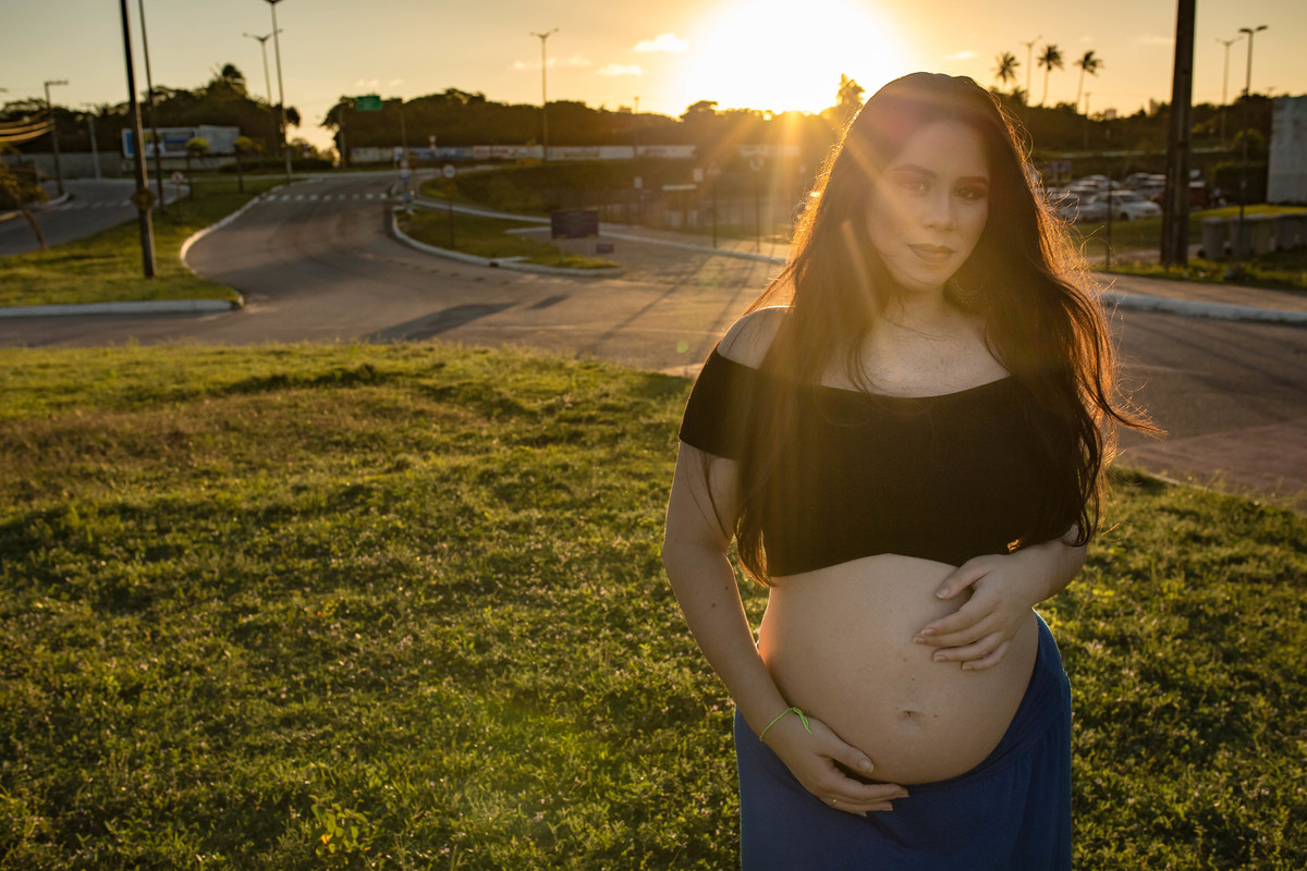 Gabi olhando pra foto e o sol atras