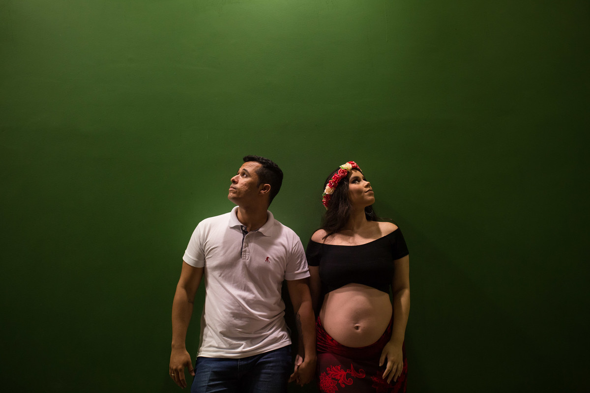 Gabi e Adonis cada um olhando pra um lado