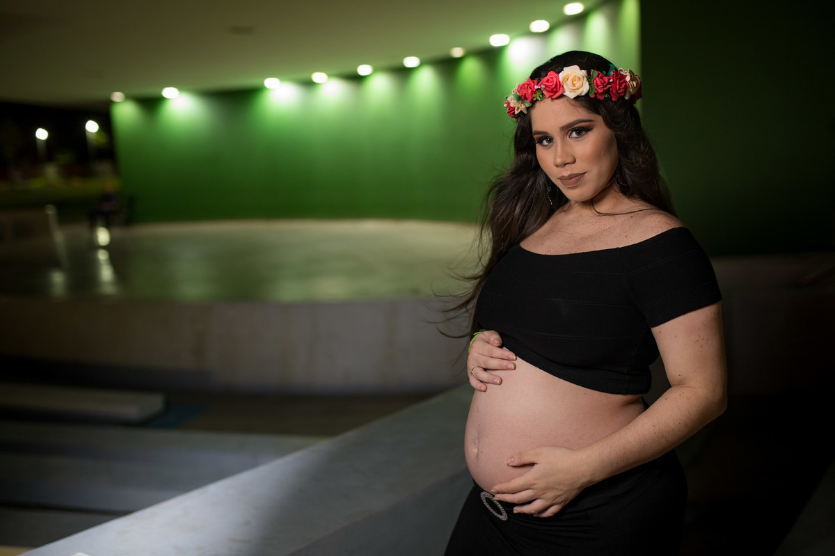Gabi segurando Maria julia e olhando pra foto
