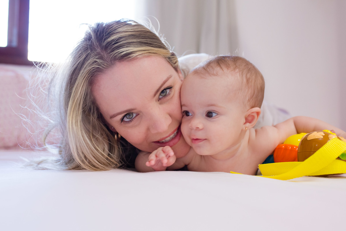 mamãe e bebe na cama