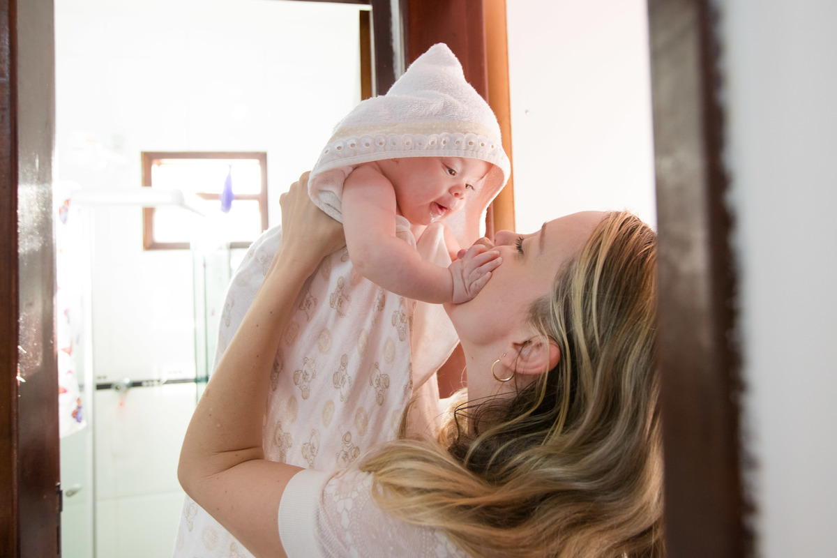 bebe olhando para mamãe