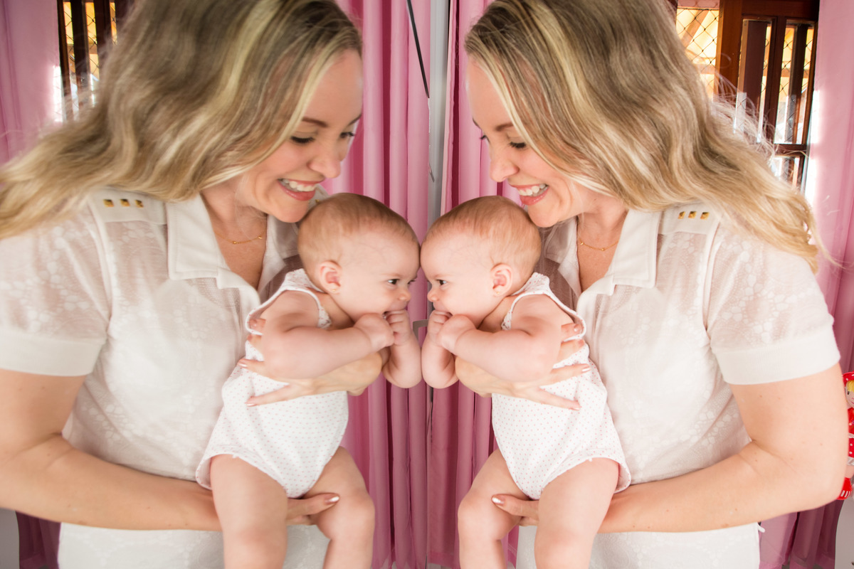 mamãe e bebe no espelho
