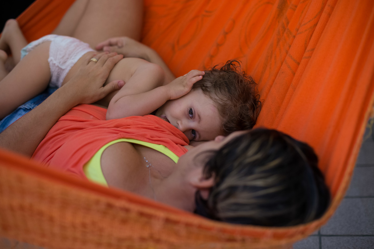 criança mamando na rede