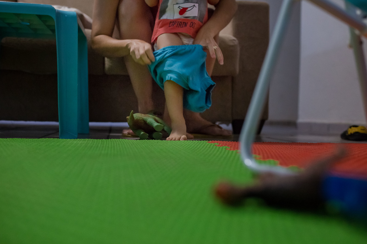 mãe vestindo a roupa do filho