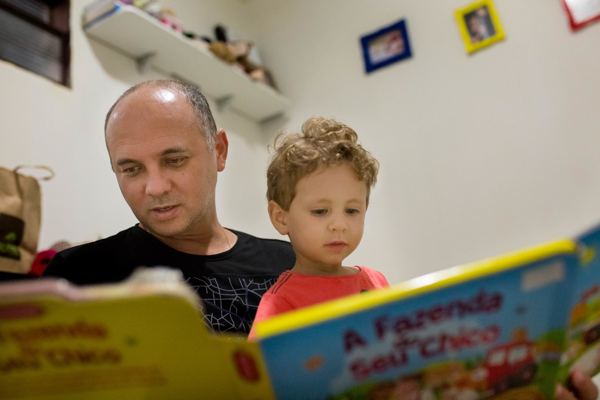 pai contando historia para o filho