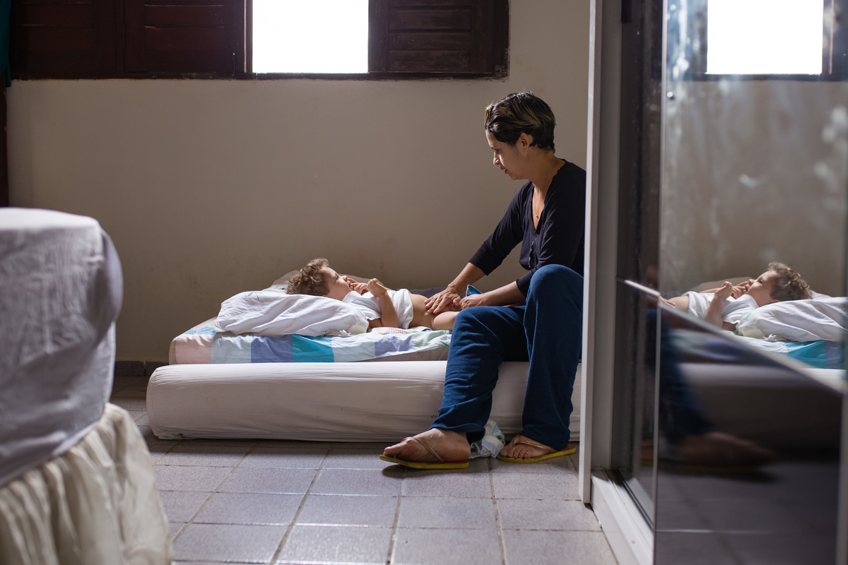 mãe trocando a fralda do filho