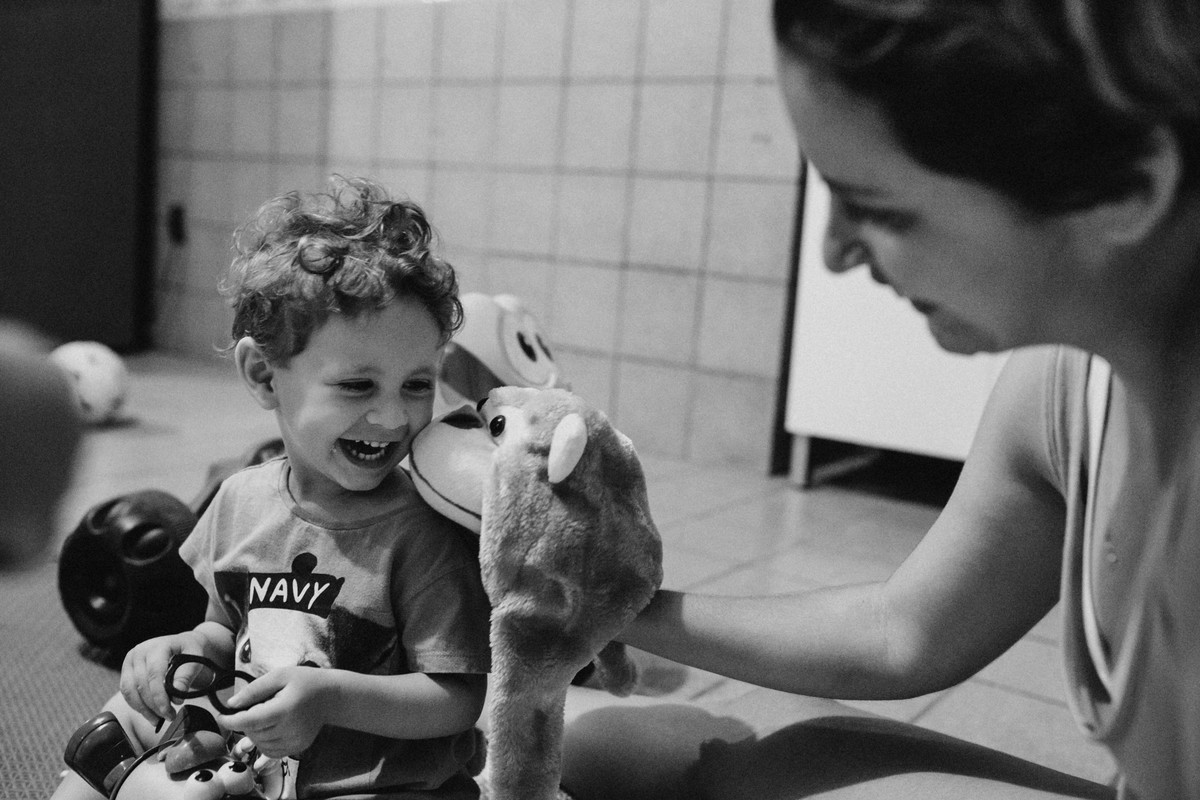 mãe brincando de boneco com o filho
