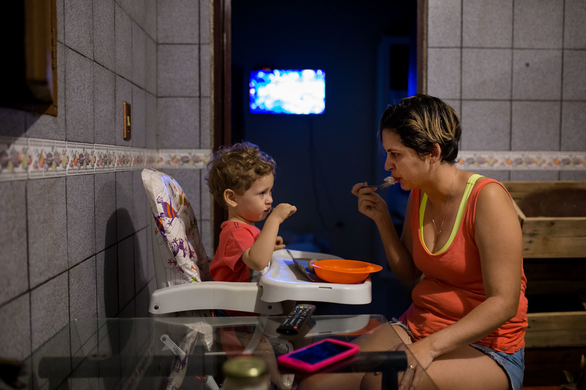 mãe e filho jantando