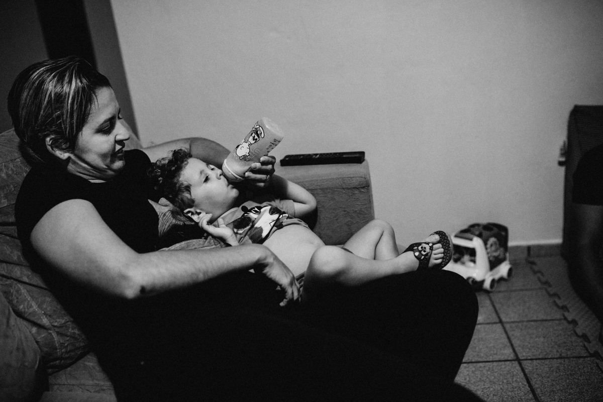 mãe dando mamadeira ao filho