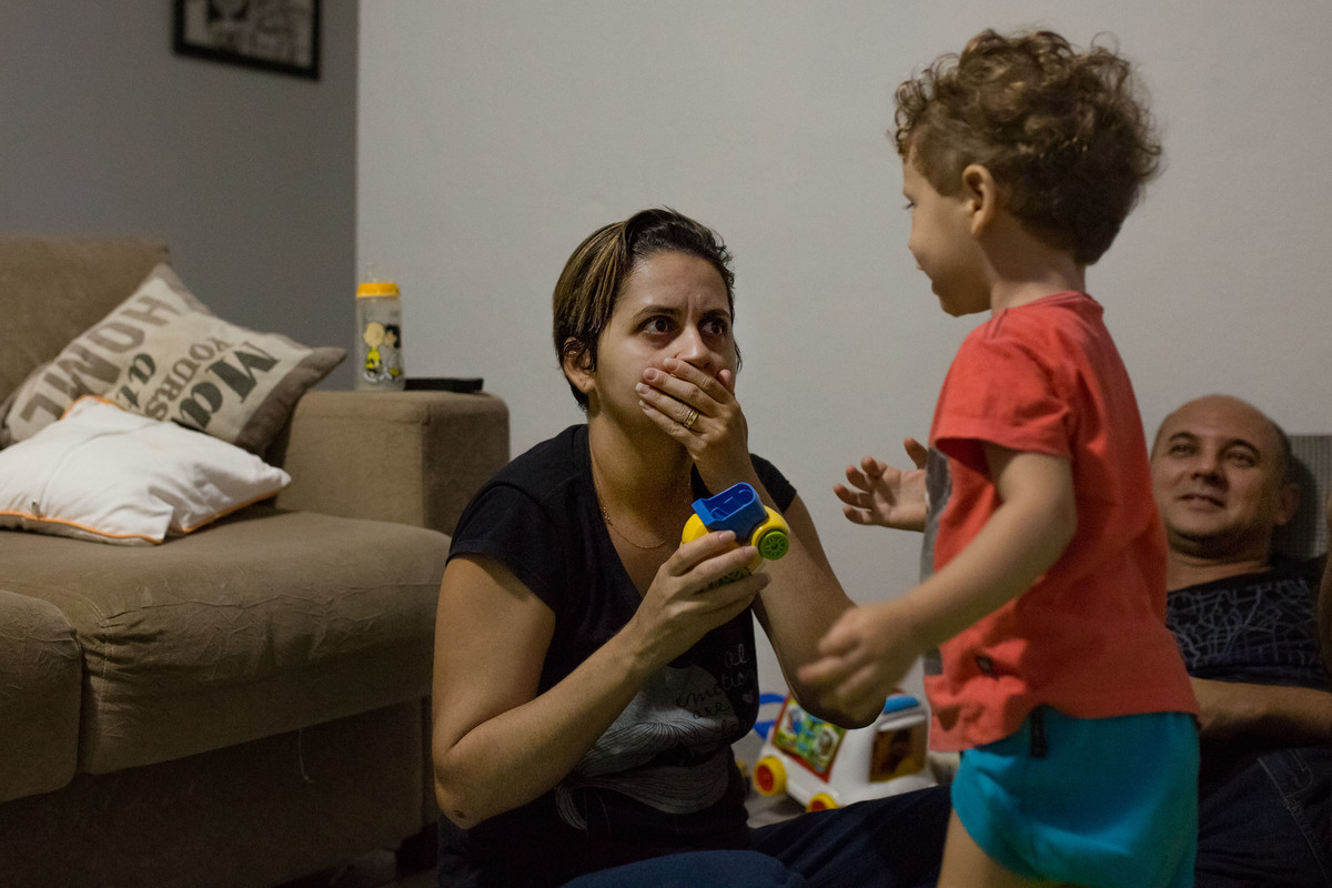 mãe pai e filho na sala