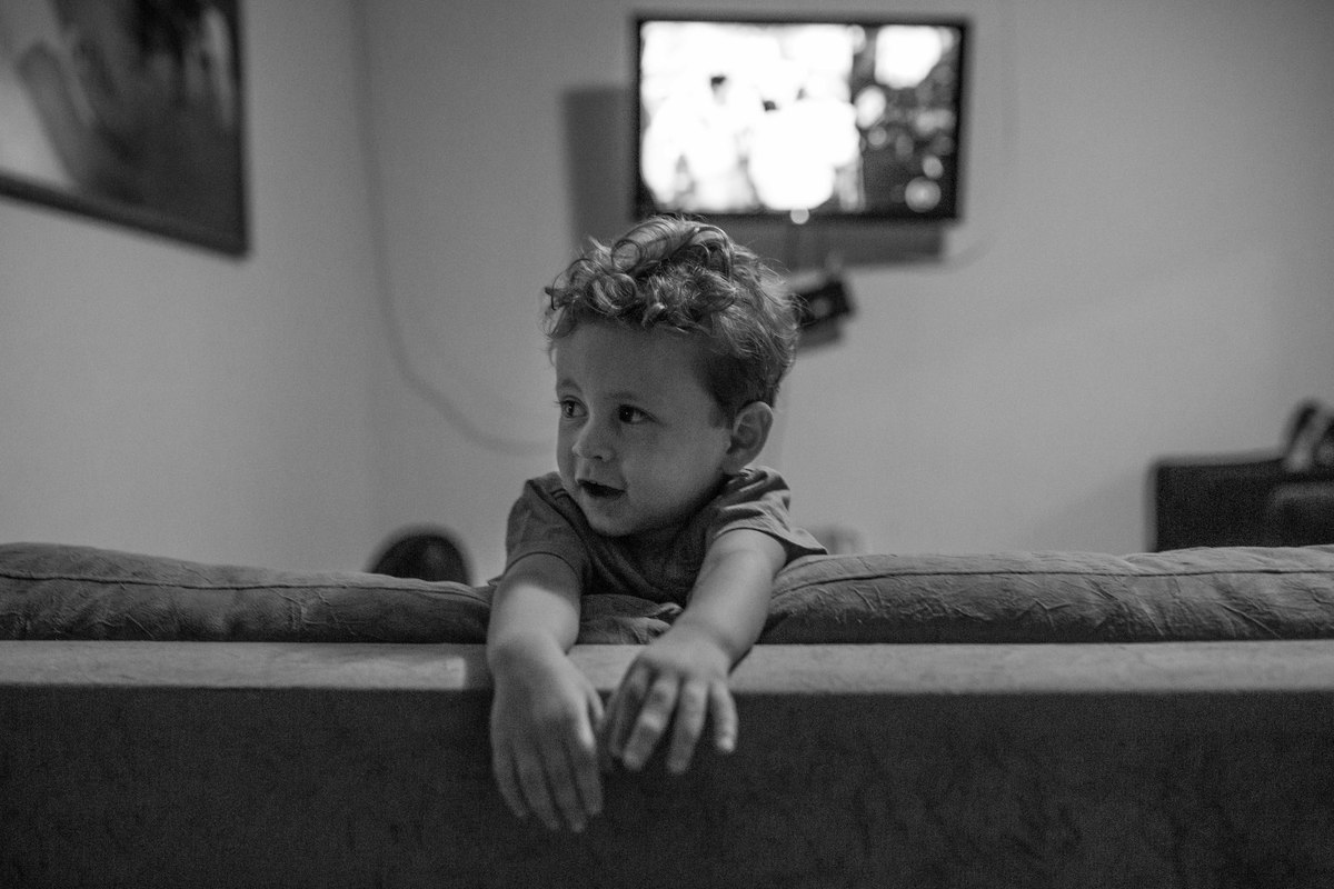 criança no sofá