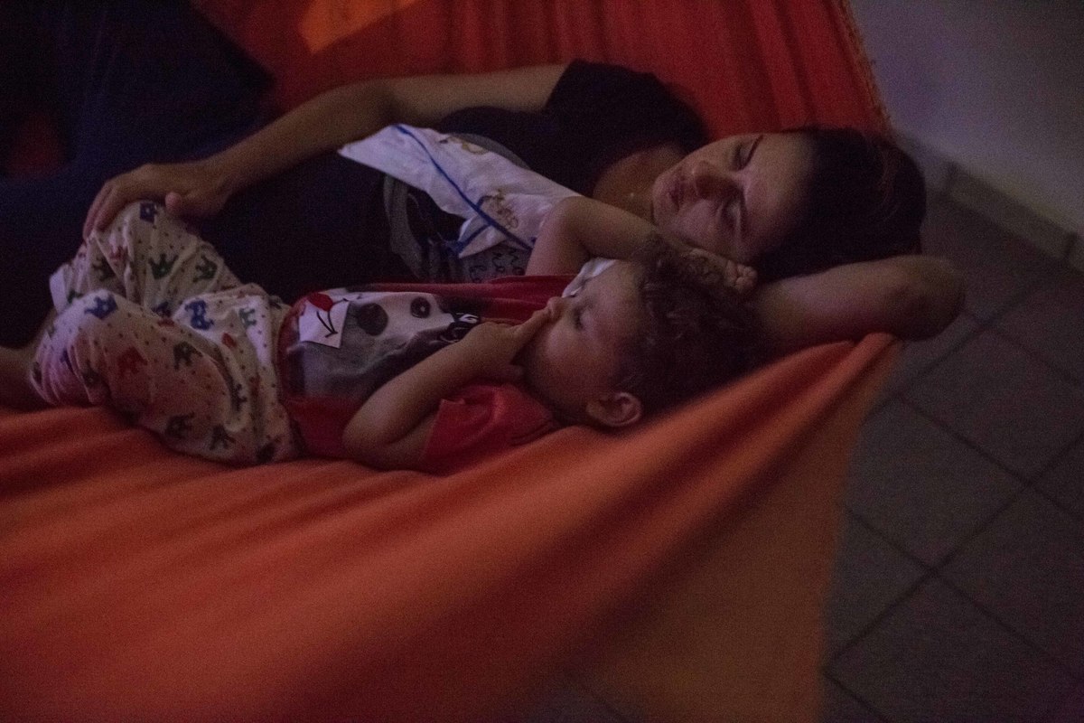 mãe e filho na rede