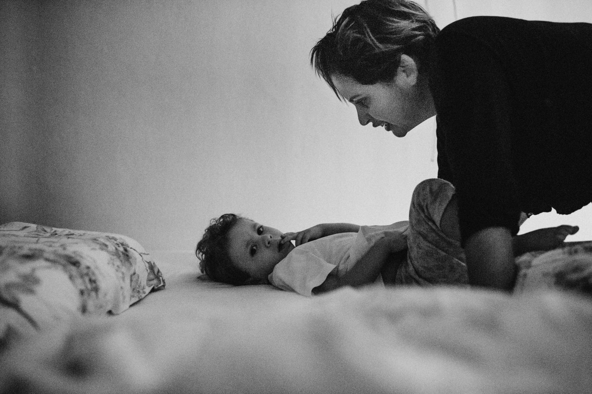 mãe acordando o filho