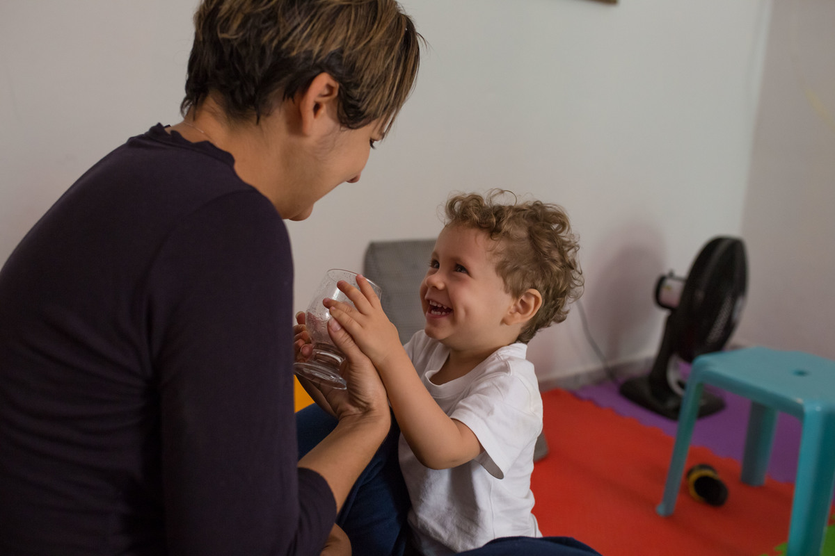 filho querendo o copo da mãe