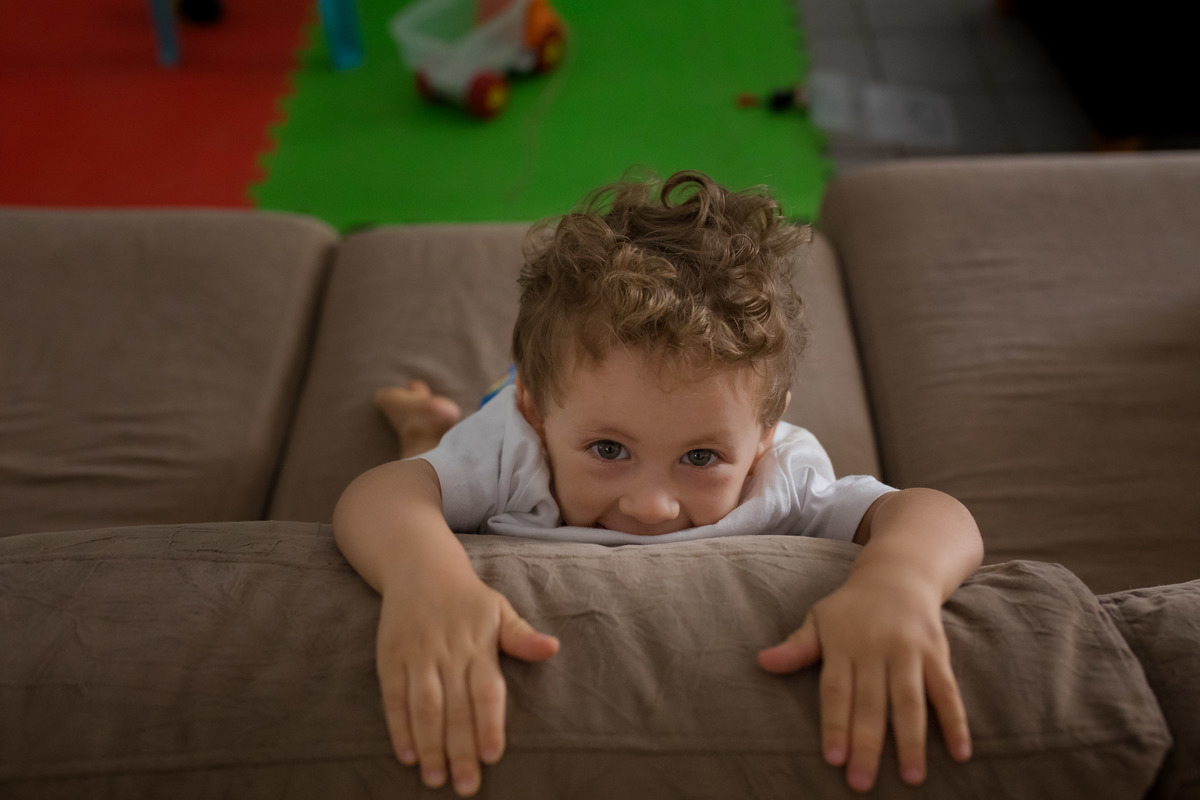 criança no sofá olhando