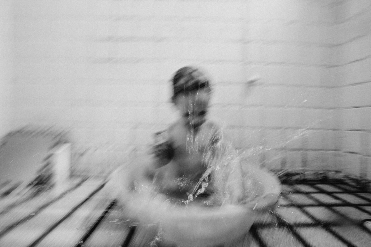 tomando banho de bacia