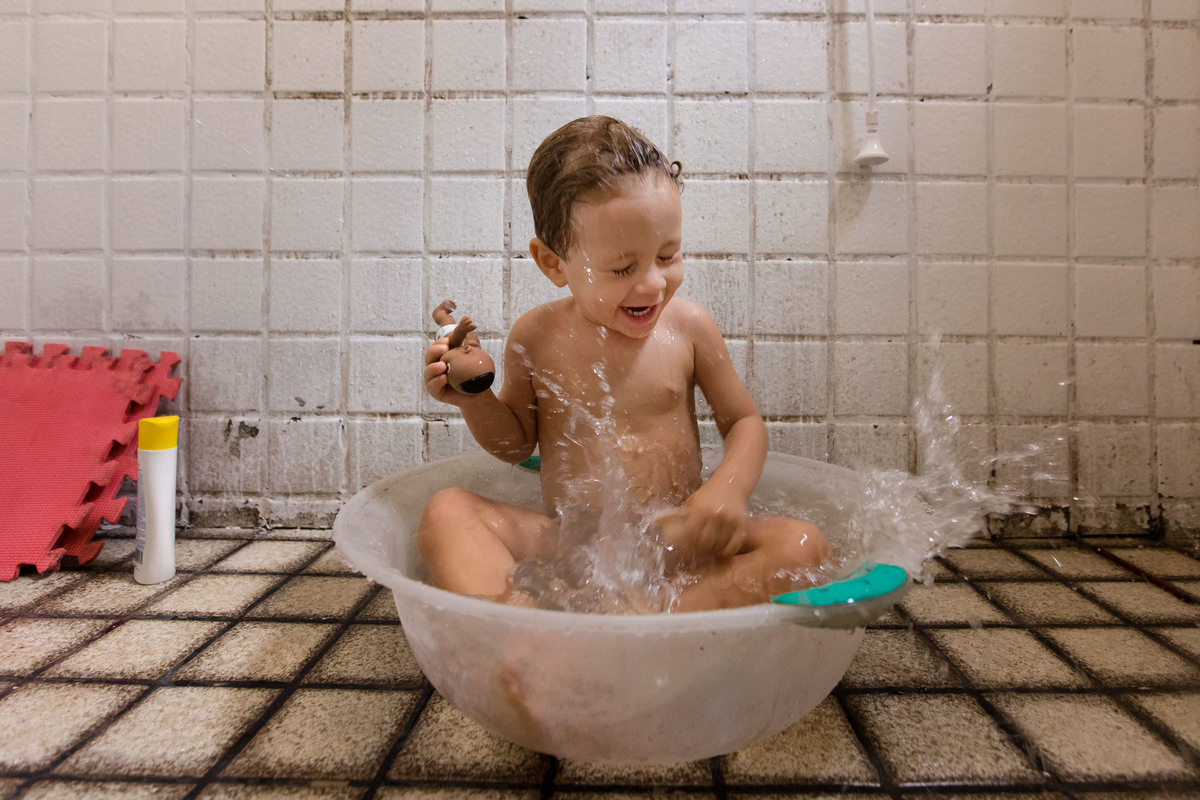 tomando banho de bacia