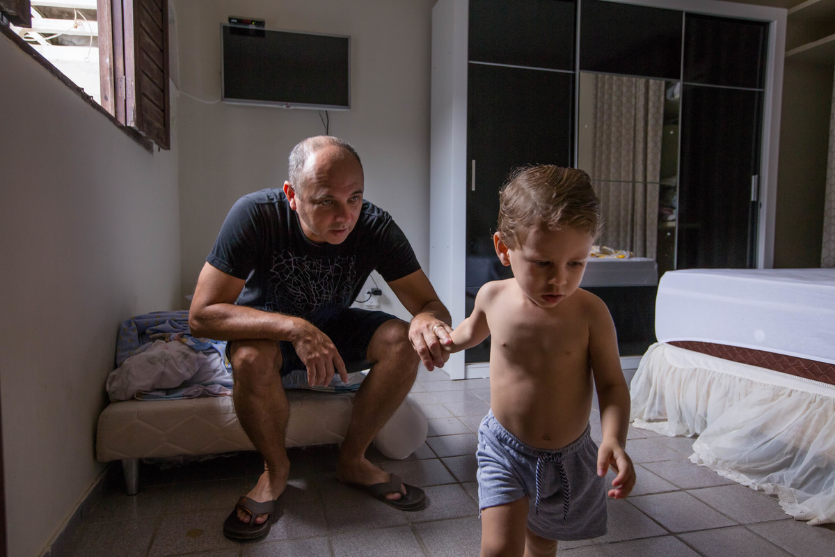 pai segurando a mão do filho