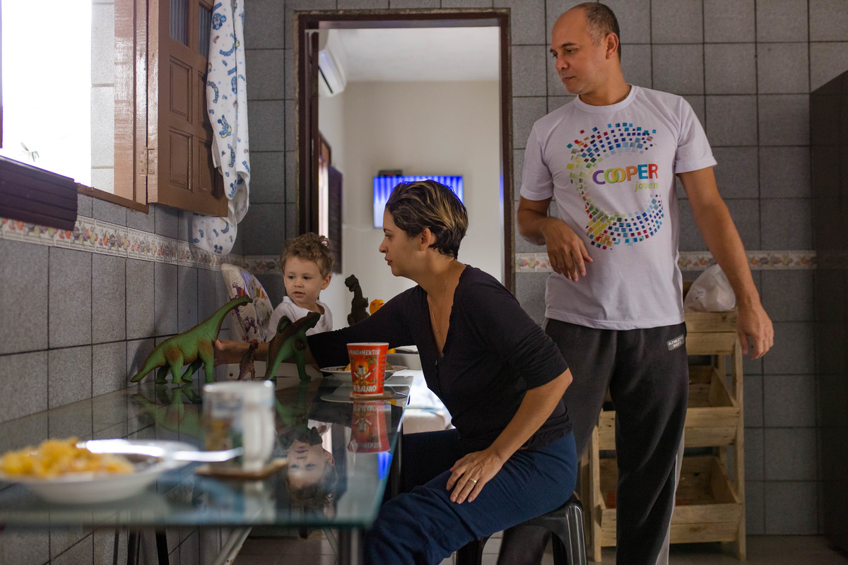 pai passando pela mesa no café da manhã