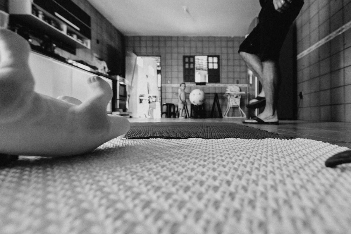 pai e filho brincando de bola