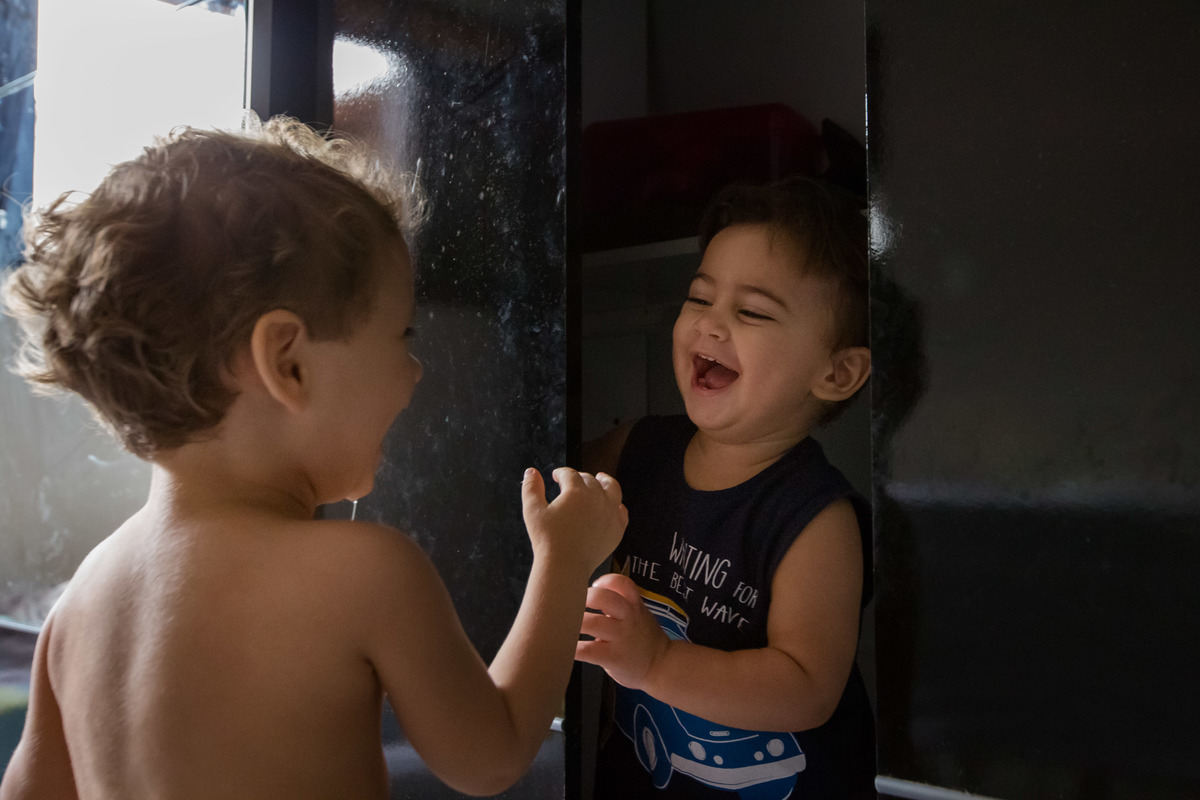 primos brincando no guarda roupas