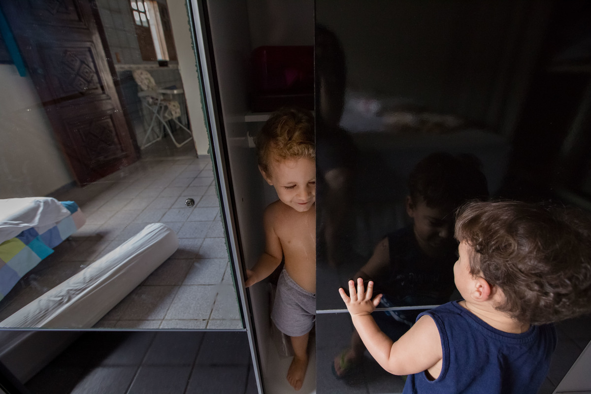 primos brincando no guarda roupas