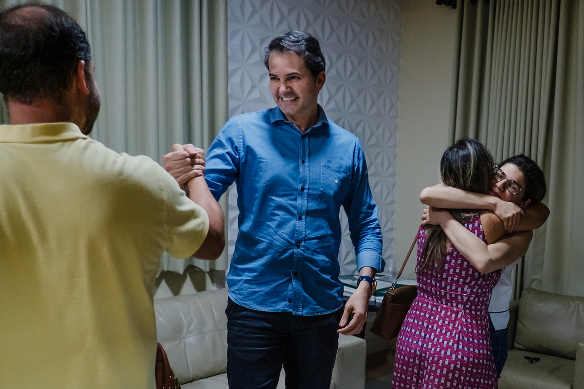 pessoas se cumprimentando