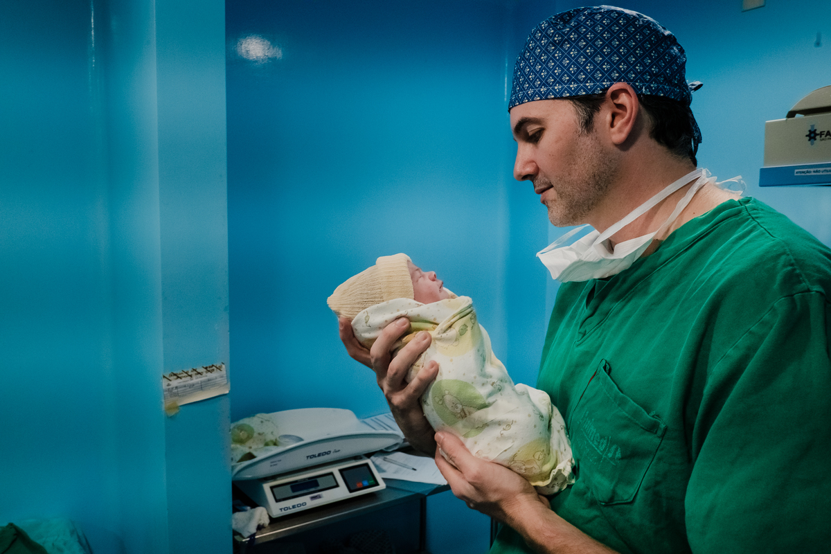 pai faz oração pela filha