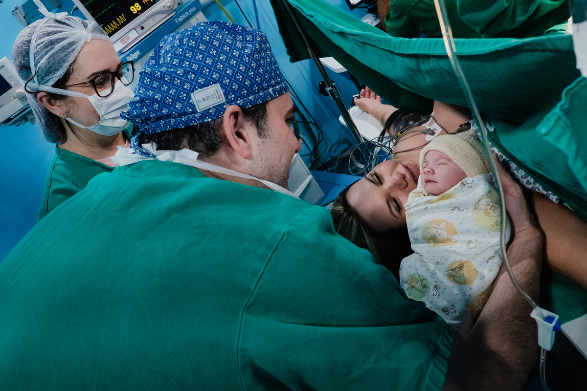 pai mostra filha pra esposa
