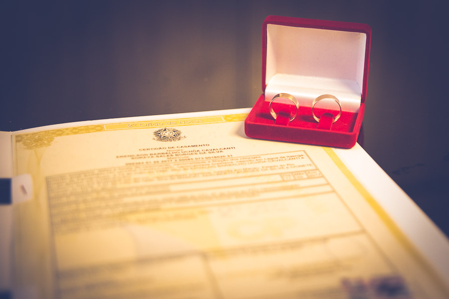 alianças sobre certidão de casamento