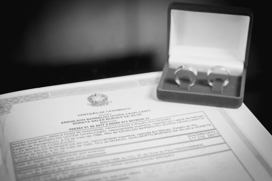 Alianças sobre certidão de casamento