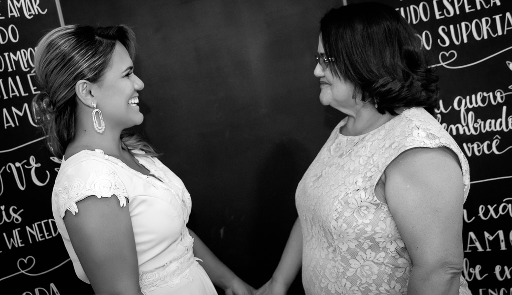 mãe da noiva desejando sorte a filha