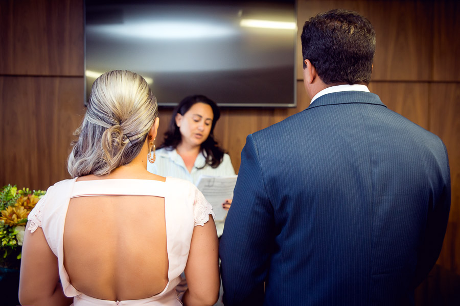 juíza de paz lendo certidão para os noivos